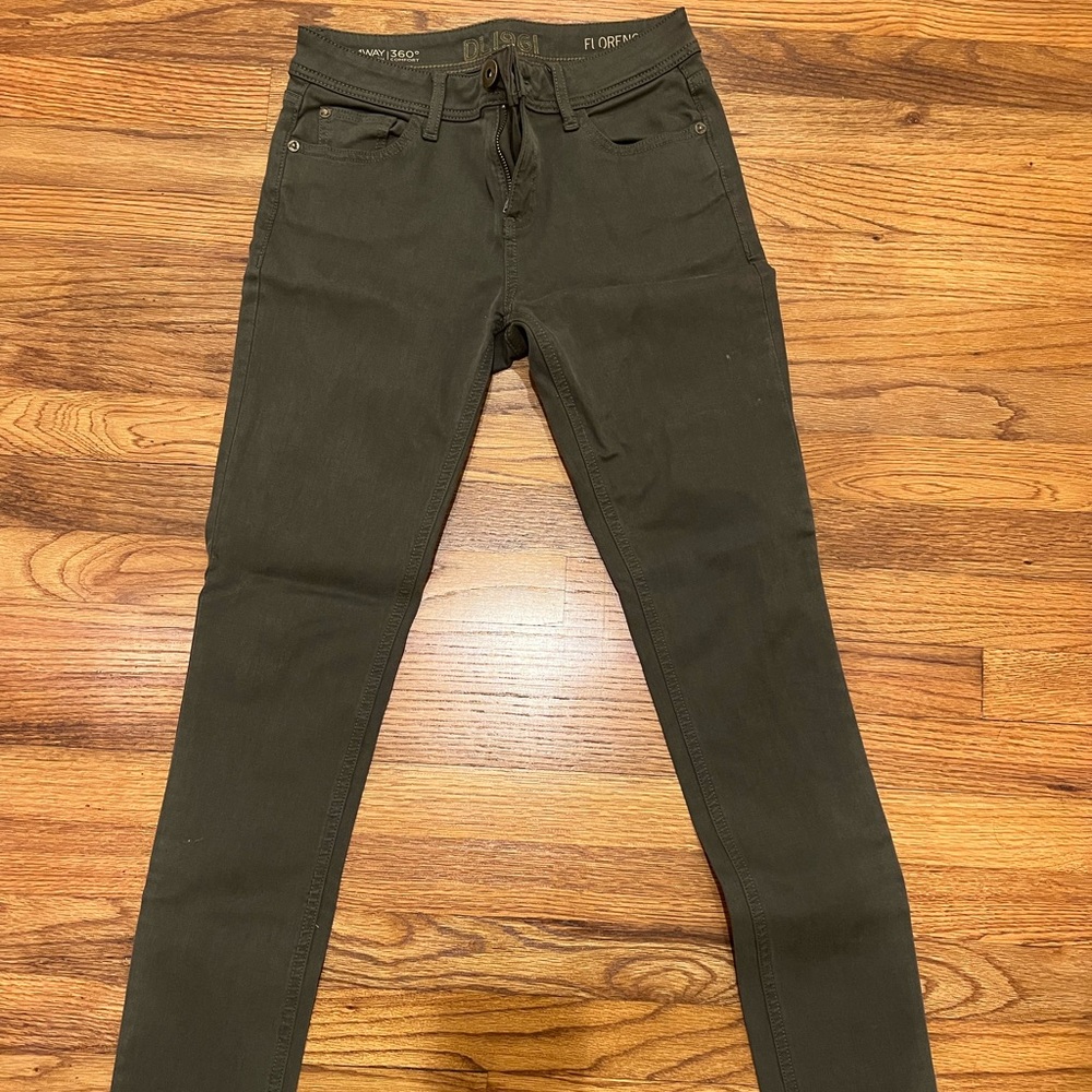 Size 26 DL1961 army green jeans. Never worn.